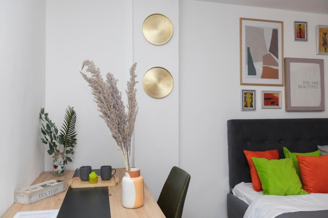 11 Steps' Lovely Studio In The Center Tirana Bagian luar foto