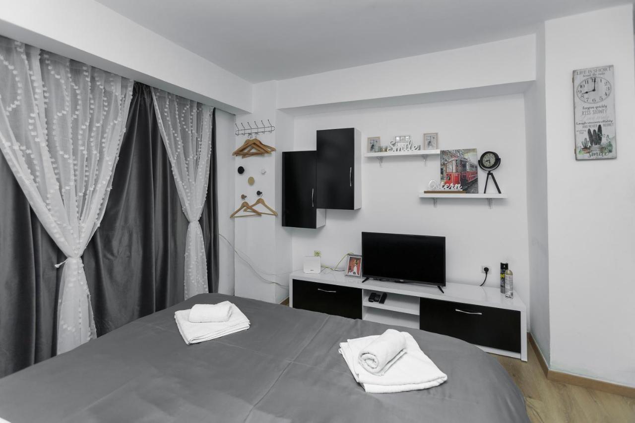 11 Steps' Lovely Studio In The Center Tirana Bagian luar foto