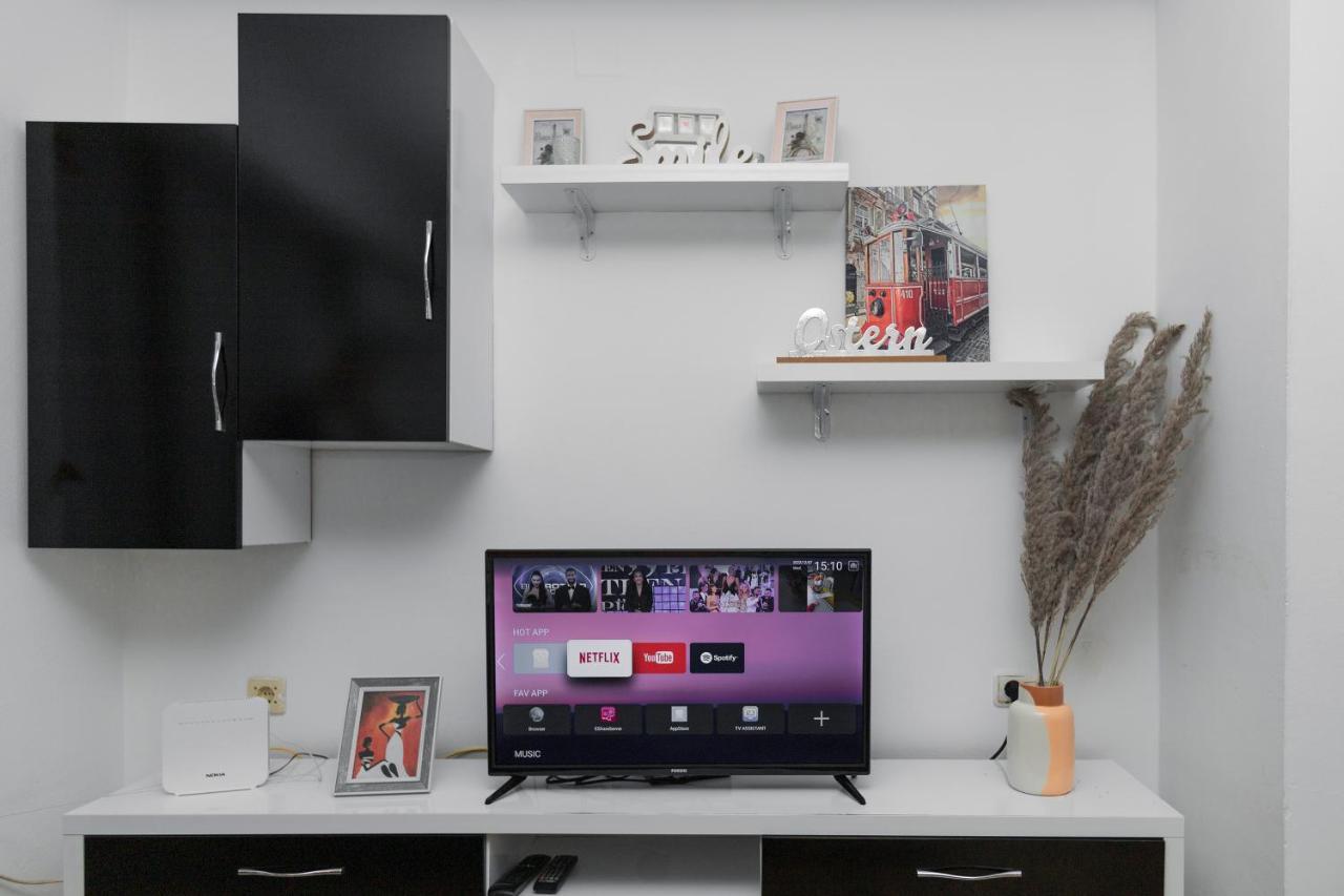 11 Steps' Lovely Studio In The Center Tirana Bagian luar foto